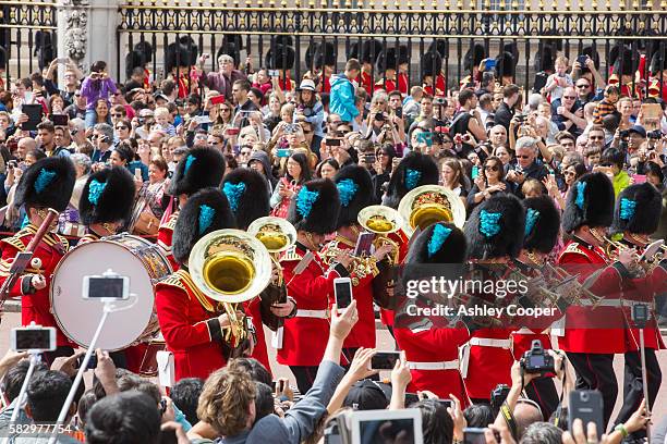 tourists queue to watch the changeing of the guard at buckingham palace, london, uk. - tourist selfie stock pictures, royalty-free photos & images