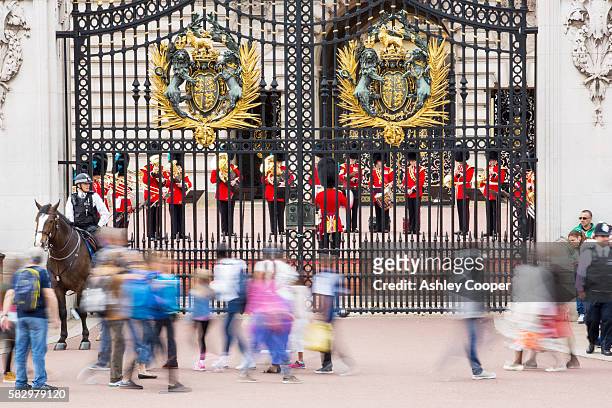 tourists queue to watch the changeing of the guard at buckingham palace, london, uk. - honour guard stock pictures, royalty-free photos & images