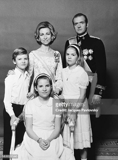 Queen Sofia and King Juan Carlos of Spain with their children, from left to right: Infante Felipe, Infante Elena and Infante Cristina. | Location:...