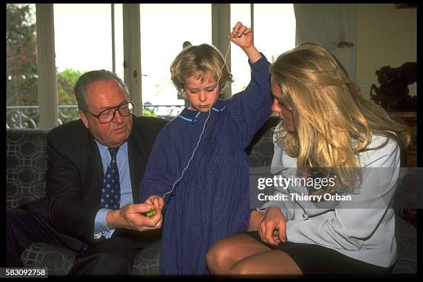 Le leader du parti d'extrême droite français Front National , Jean-Marie Le Pen, jouant avec sa petite-fille, Marion Marechal Le Pen, et sa fille,...