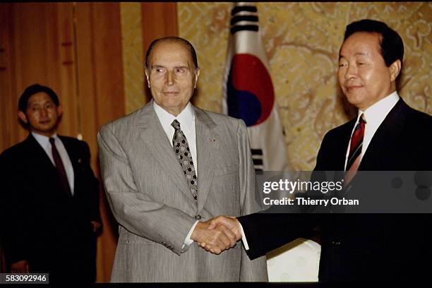 Poignée de main entre le président François Mitterrand et Kim Young Sam.