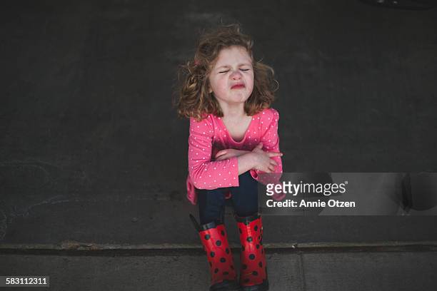 pouting little girl - dar ataque - fotografias e filmes do acervo