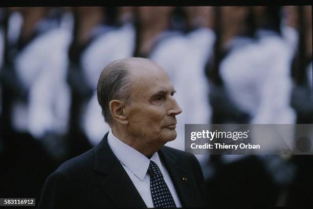 François Mitterrand passent les troupes en revue.