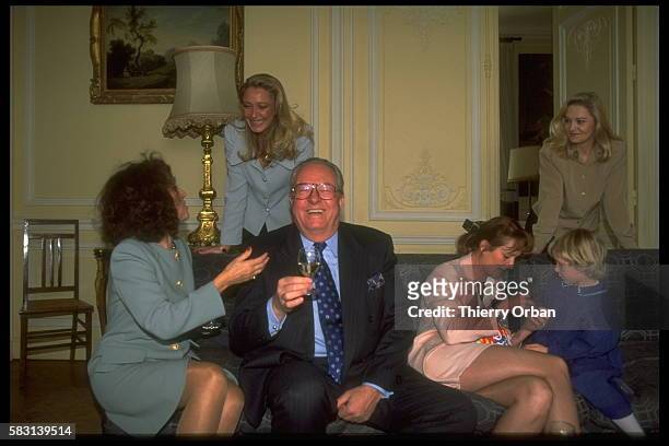 Le leader du parti d'extrême droite français Front National , Jean-Marie Le Pen, chez lui avec sa femme Jeanne-Marie Le Pen, ses trois filles, Marine...