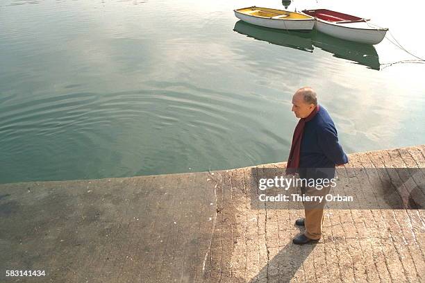 François Mitterrand sur un jetée du port.