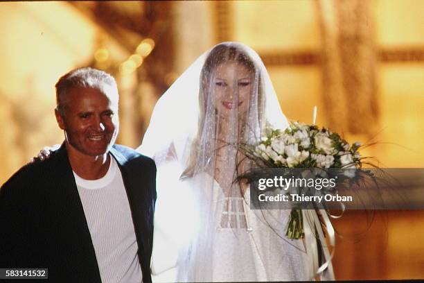 Le couturier italien Gianni Versace avec la mariée du défilé.