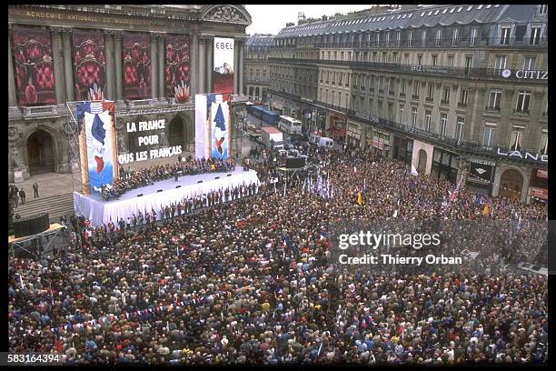 Le leader du parti d'extrême droite français Front National , Jean-Marie Le Pen face à ses troupes.