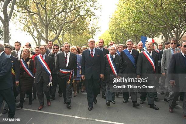 Le leader du parti d'extrême droite français Front National , Jean-Marie Le Pen et son état-major.