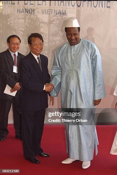Tran Duc Luong, le président vietnamien, accueille Alpha Oumar Konare, président du Mali.