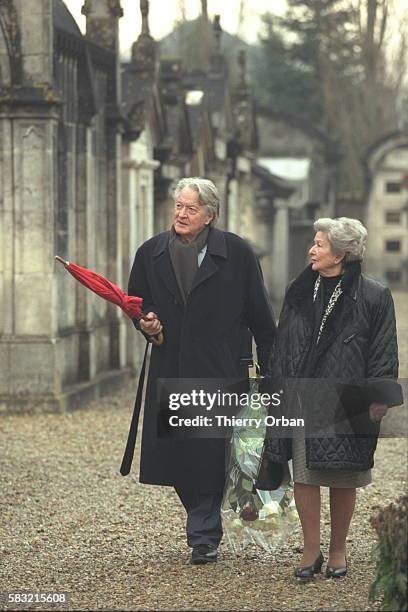Roland Dumas et son épouse Anne-Marie au cimetière des Grands-maisons à Jarnac.