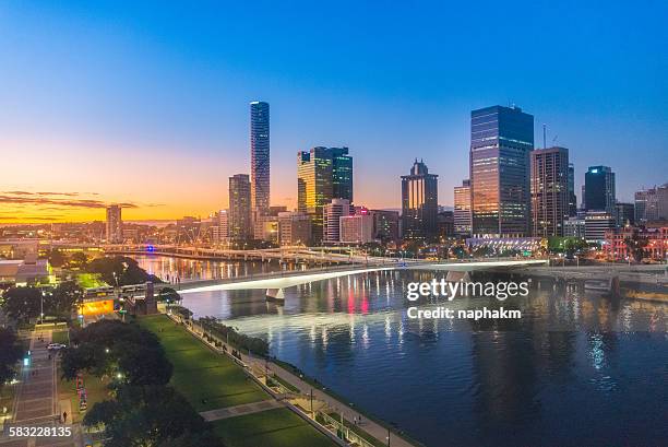 brisbane city sunset - brisbane photos et images de collection