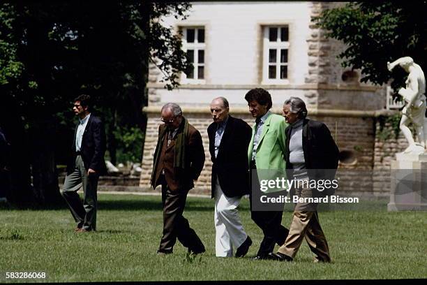 Visite du château de Cormatin : François Mitterrand et ses fidèles, Pierre Berge, Jack Lang et Roland Dumas.