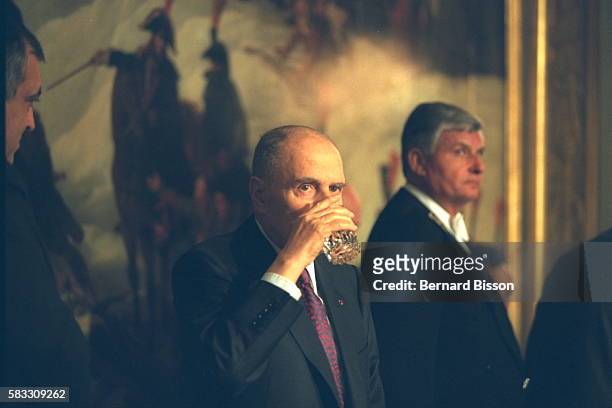 François Mitterrand boit un verre d'eau.