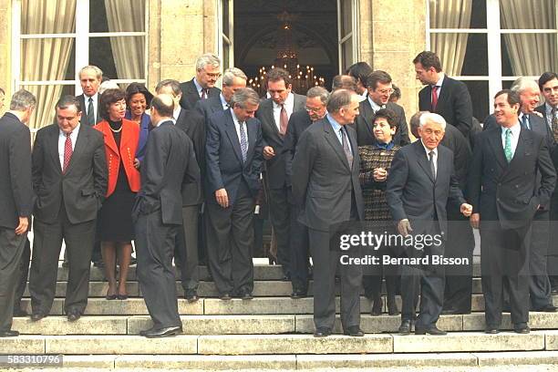 Les ministres se préparent pour la photo officielle du deuxième gouvernement Juppé.