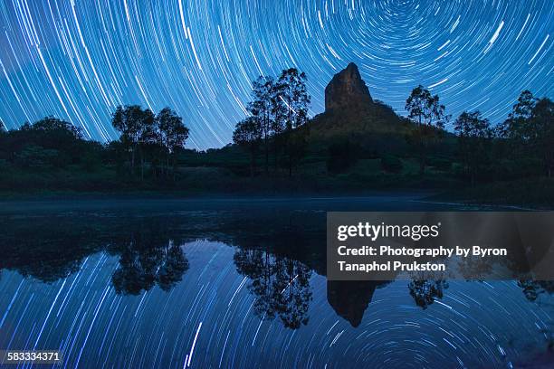 stratrails reflection - glass house mountains - fotografias e filmes do acervo