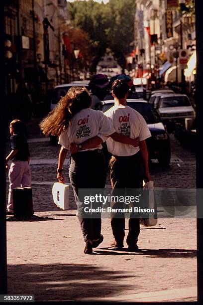 Université d'été du P.S. À Avignon - Un jeune couple portant des tee-shirts en faveur du Traité de Maastricht.