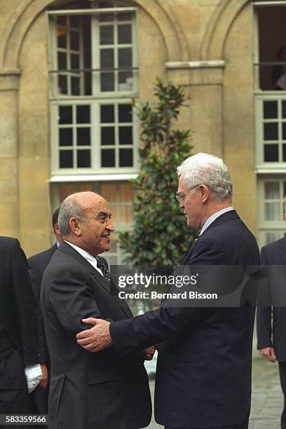 Lionel Jospin welcomes Abderrahmane Youssoufi at the Matignon.