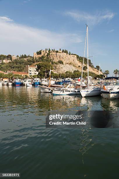 boats in the harbour at cassis - castelo de chambord - fotografias e filmes do acervo