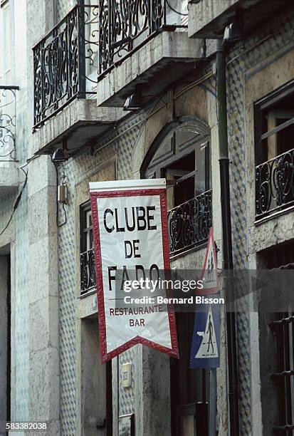 The sign of a club where fado is sung.