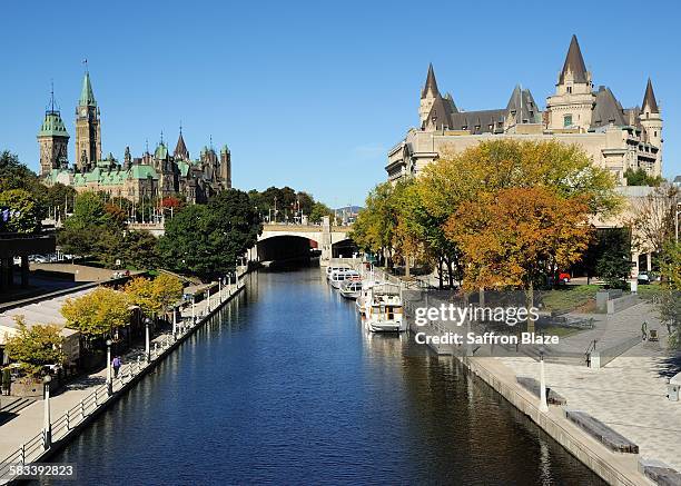 autumn colours on te rideau canal - canal rideau fotografías e imágenes de stock