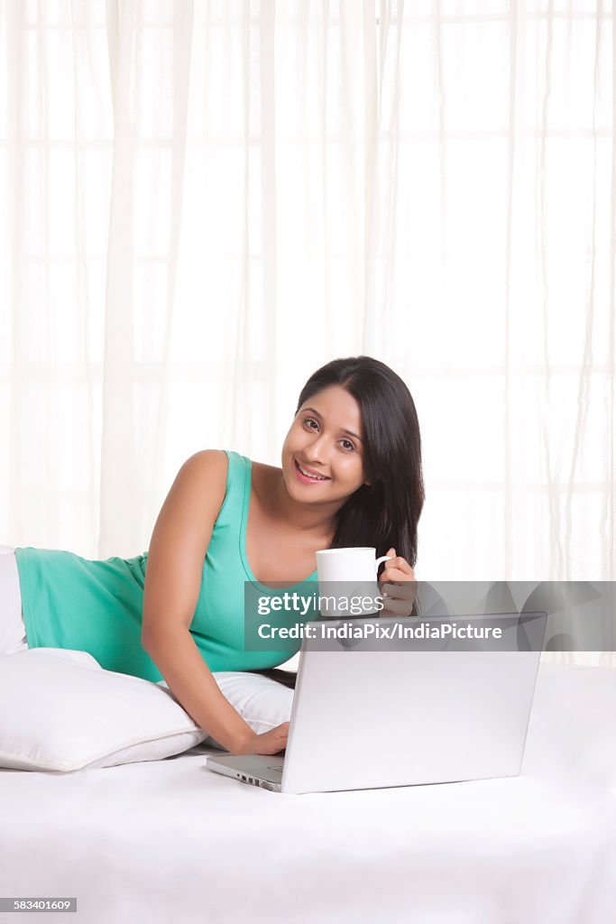 Young WOMEN using laptop while having coffee