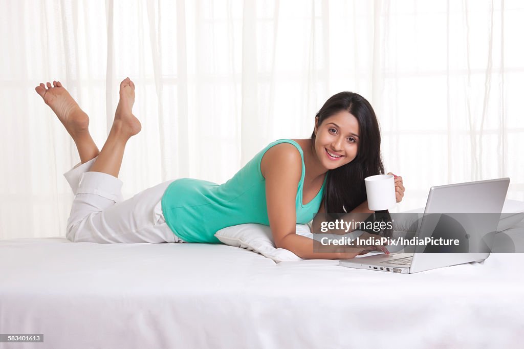 Young WOMEN using laptop while having coffee