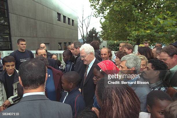 Le Premier ministre Lionel Jospin rencontre la population de Trappes accompagné du ministre de l'Emploi et de la solidarité d'Élisabeth Guigou,...