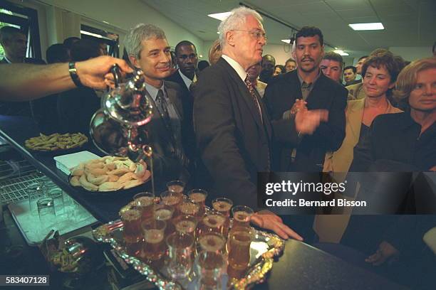 Le Premier ministre Lionel Jospin arrive à Trappes à l'issue d'une réunion du CIV centrée sur le renouvellement urbain