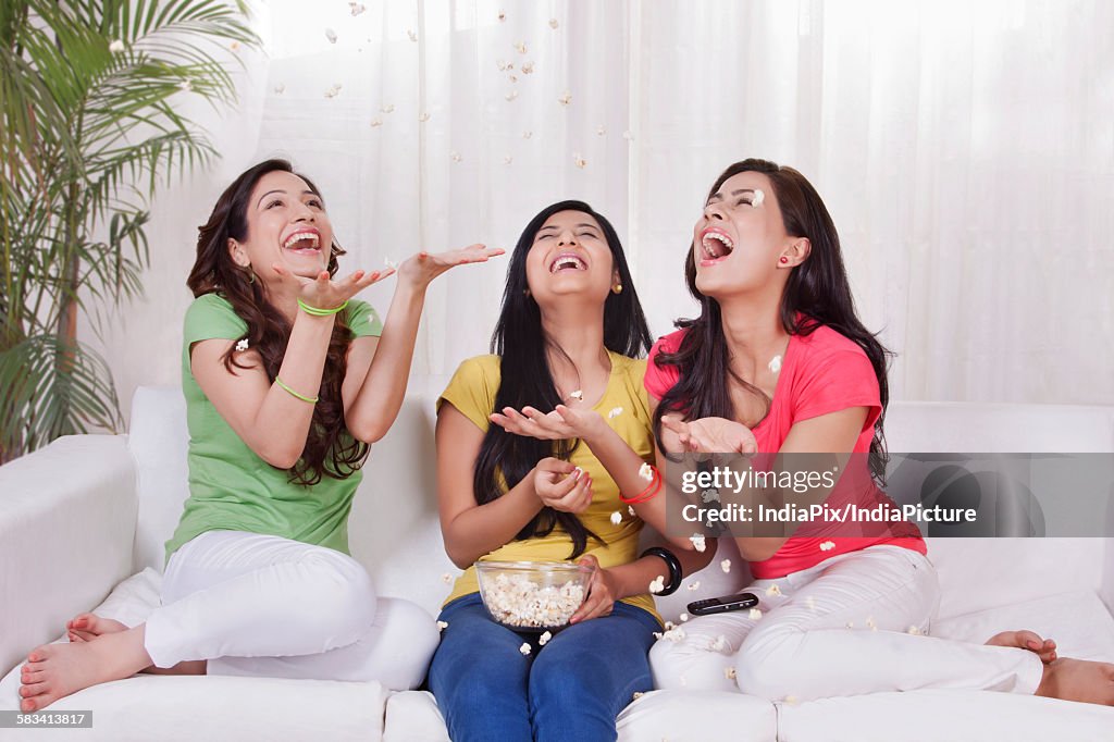 Young women eating pop corn