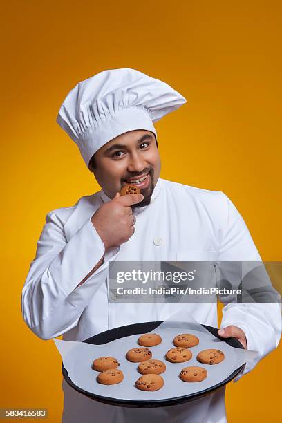 Chef Cooki Chef Holding A Tray Of Cookies Photos and Premium High Res Pictures ...