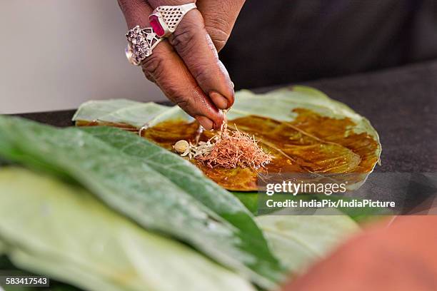 paan is being prepared - masala stockfoto's en -beelden