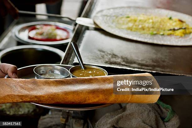 indian food vendor selling dosa - dosa imagens e fotografias de stock