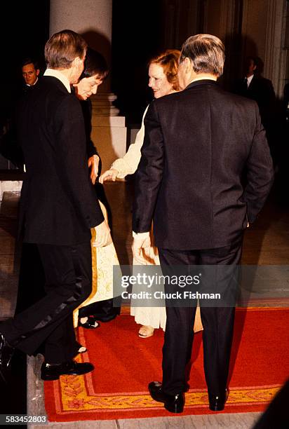 Left to right, American President Jimmy Carter , Loki Schmidt , German Chancellor Helmut Schmidt, and First Lady Rosalynn Carter stand at the White...