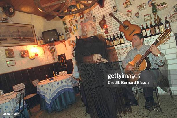 Fado singer accompanied by a guitar-player in the 'Cabacinha' club.