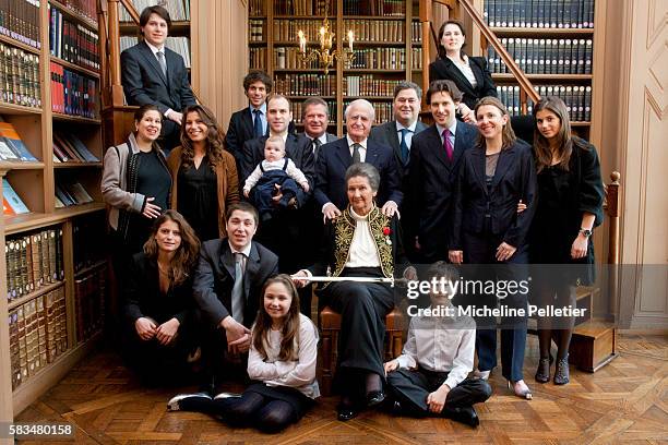 Simone Veil, former State Minister and President of the European Parliament pose with her family. Simone Veil, dressed in the French Academician's...