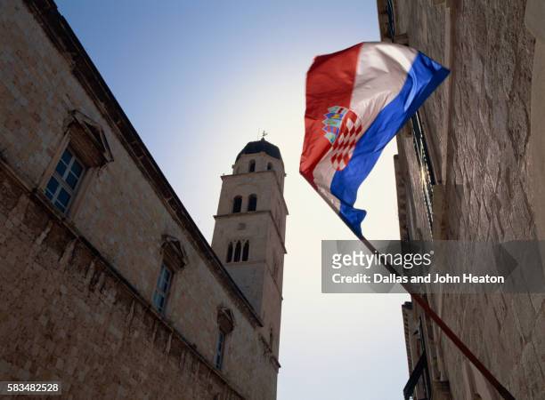 franciscan monastery in dubrovnik - croatian flag foto e immagini stock