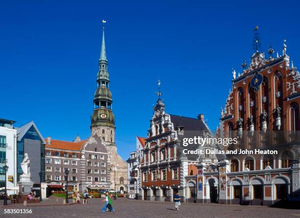 old town square in riga - schwarzhäupterhaus stock-fotos und bilder