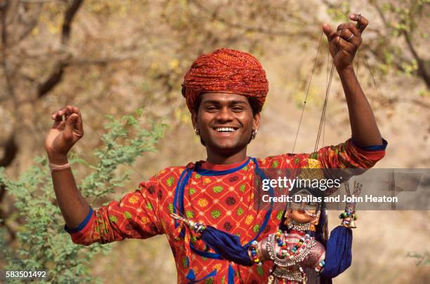 india, jaipur, rajasthani man, puppeteer show - puppeteer photos et images de collection