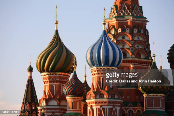 onion domes of st. basil's cathedral - russian orthodox stockfoto's en -beelden