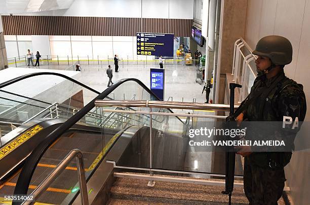 Brazilian Air Force personnel guard at the Galeao International airport in Rio de Janeiro, Brazil, on July 26, 2016. / AFP / VANDERLEI ALMEIDA