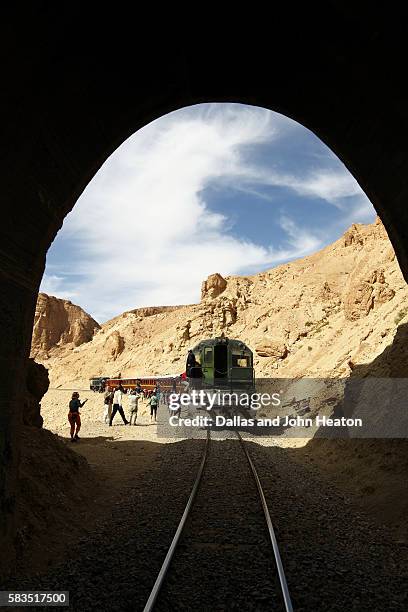 africa, tunisia, metlaoui, selja gorge, red lizard ( lezard rouge ) train viewed through tunnel, sightseers - rouge gorge stockfoto's en -beelden