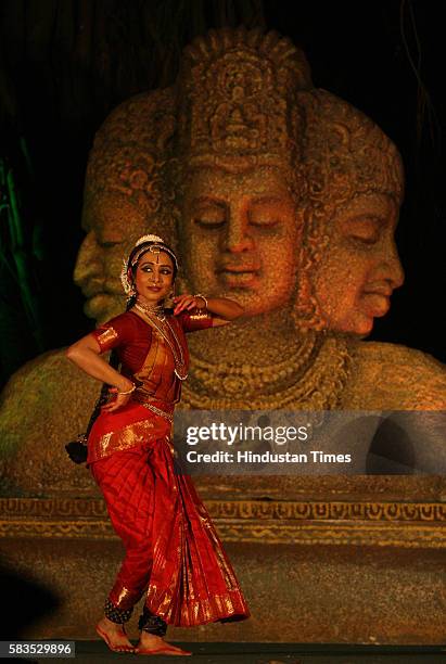 Alarmel Valli performing Bharatnatyam at Elephanta Festival 2007.