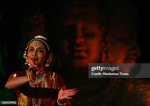 Alarmel Valli performing Bharatnatyam at Elephanta Festival 2007.