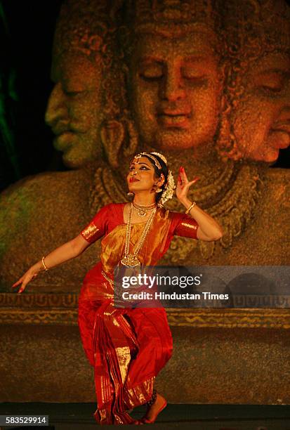 Alarmel Valli performing Bharatnatyam at Elephanta Festival 2007.