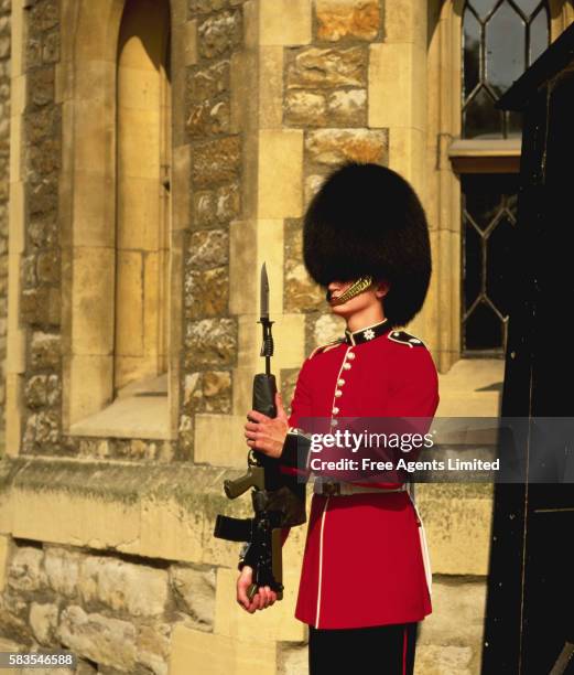 british soldier standing guard - honour guard stock pictures, royalty-free photos & images