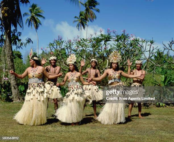 polynesian dancers - cook islands stock pictures, royalty-free photos & images