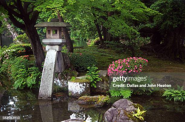 view of lamp in kenrokuen garden, kanazawa, ishikawa prefecture, chubu region, honshu, japan - hokuriku region ストックフォトと画像