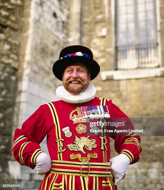 beefeater at tower of london - yeomen warder stockfoto's en -beelden