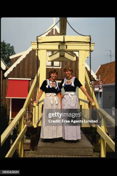 dutch women in traditional dress - volendam photos et images de collection