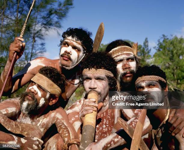 members of tjapukai dance theatre - aboriginal artwork stock-fotos und bilder